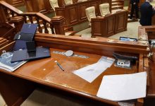 Photo of video | Microfoane rupte în prezidiul Parlamentului. Momentul în care Grosu aruncă cu apă spre Bătrîncea