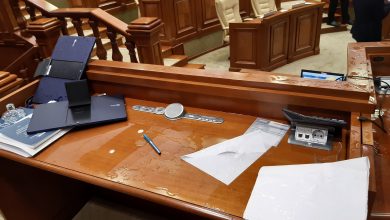 Photo of video | Microfoane rupte în prezidiul Parlamentului. Momentul în care Grosu aruncă cu apă spre Bătrîncea
