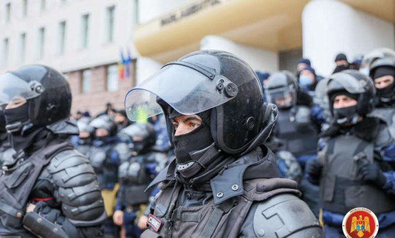 Photo of „Mă întrebam de ce suntem înjurați și de ce își varsă furia peste noi”. Mesajul unui carabinier care asigură ordinea publică la protest