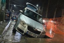 Photo of foto | Chișinău: I-a fugit asfaltul de sub roți. Un șofer s-a trezit cu mașina înghițită pe jumătate de o groapă