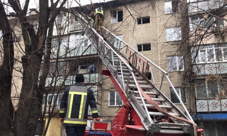 Photo of foto, video | Noi detalii despre incendiul de la Botanica. Femeia evacuată din apartament s-a stins din viață