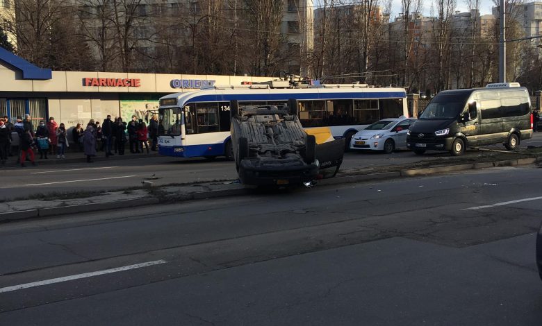 Photo of foto | Impact violent în capitală. Două mașini de taxi și un troleibuz s-au ciocnit