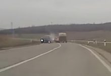 Photo of video | S-a angajat într-o depășire fără a se asigura. Momentul unui accident pe traseul Chișinău-Bălți, surprins de o cameră de bord