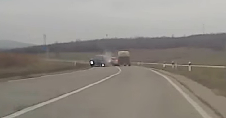 Photo of video | S-a angajat într-o depășire fără a se asigura. Momentul unui accident pe traseul Chișinău-Bălți, surprins de o cameră de bord