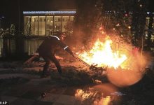 Photo of foto, video | Revoltă în Albania. Oamenii au dat foc brazilor de Crăciun după ce poliția ar fi ucis un bărbat care a încălcat carantina