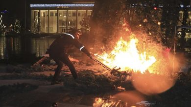 Photo of foto, video | Revoltă în Albania. Oamenii au dat foc brazilor de Crăciun după ce poliția ar fi ucis un bărbat care a încălcat carantina