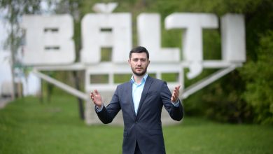 Photo of „Socialiștii vor să scoată tricolorul în afara legii”. Un consilier municipal din Bălți, acuzat că a arborat drapelul României de 1 decembrie