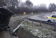 Photo of foto, video | Poleiul dă bătăi de cap șoferilor. Zeci de mașini blocate pe trasee și un tir răsturnat la Hâncești