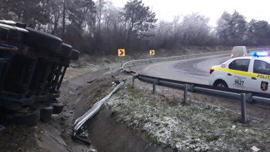 Photo of foto, video | Poleiul dă bătăi de cap șoferilor. Zeci de mașini blocate pe trasee și un tir răsturnat la Hâncești