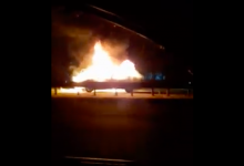 Photo of video | Un automobil arde ca o torță la ieșirea din Chișinău. O autospecială, la fața locului