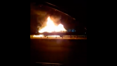 Photo of video | Un automobil arde ca o torță la ieșirea din Chișinău. O autospecială, la fața locului