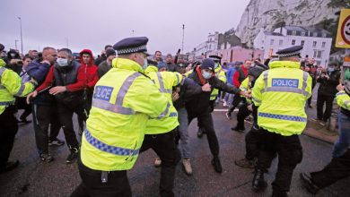 Photo of video | Rânduri imense de camioane la hotarul Marii Britanii. Mai mulți șoferi s-au luat la bătaie cu polițiștii