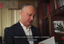 Photo of video | Igor Dodon se laudă cu lecturile sale și-i recomandă Maiei Sandu o carte: „Învață să te folosești de dușmani”