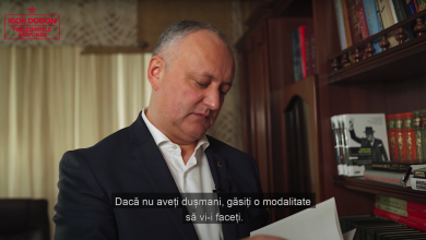 Photo of video | Igor Dodon se laudă cu lecturile sale și-i recomandă Maiei Sandu o carte: „Învață să te folosești de dușmani”