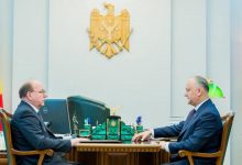 Photo of Distincții la final de mandat: Dodon l-a decorat pe Ambasadorul Federației Ruse cu Ordinul de Onoare