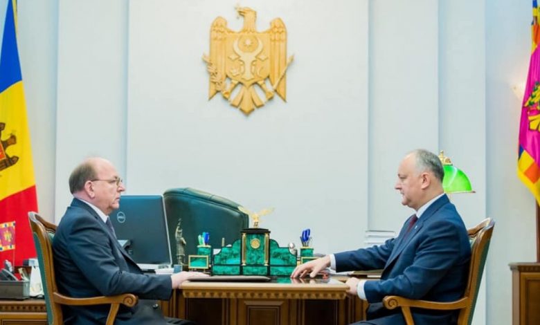 Photo of Distincții la final de mandat: Dodon l-a decorat pe Ambasadorul Federației Ruse cu Ordinul de Onoare