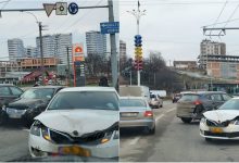 Photo of foto, video | Trei mașini s-au tamponat după ce frâna unui vehicul ar fi cedat. Pasagera din taxi a suportat traumatisme