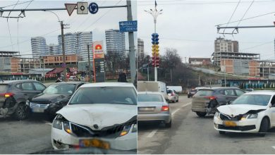 Photo of foto, video | Trei mașini s-au tamponat după ce frâna unui vehicul ar fi cedat. Pasagera din taxi a suportat traumatisme