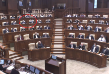 Photo of video | Stop cadru: Ștefan Gațcan a luat „peste mână” de la șeful fracțiunii PSRM, după ce a votat cu opoziția