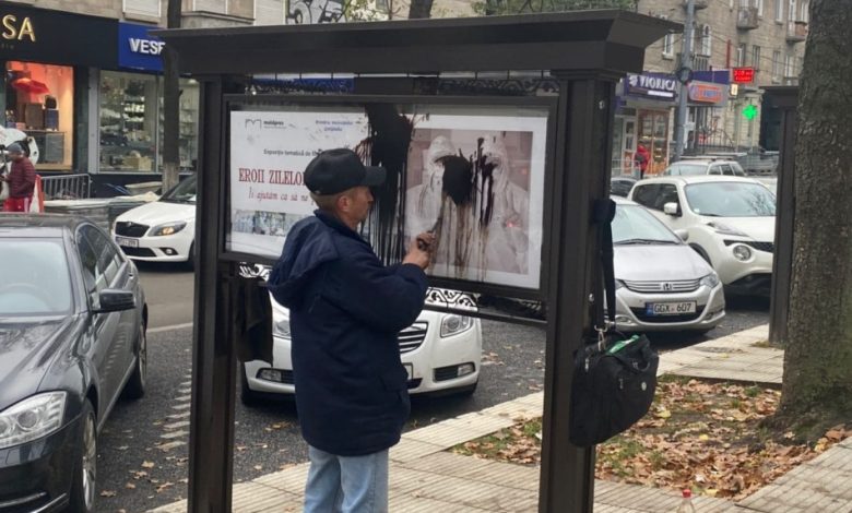 Photo of foto | În Chișinău fost vandalizată, din nou, o expoziție fotografică dedicată medicilor care luptă cu COVID-19