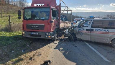 Photo of foto | Impact violent la Călărași. Patru persoane au ajuns la spital după ce o ambulanță și un camion s-au tamponat