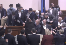 Photo of foto | Situație fără precedent. Zeci de deputați s-au îmbrâncit și s-au împins la tribuna și în prezidiul Parlamentului