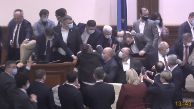 Photo of foto | Situație fără precedent. Zeci de deputați s-au îmbrâncit și s-au împins la tribuna și în prezidiul Parlamentului