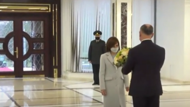 Photo of video | Faza zilei? Cum a evitat Maia Sandu să dea mâna cu Igor Dodon la ceremonia de la Președinție