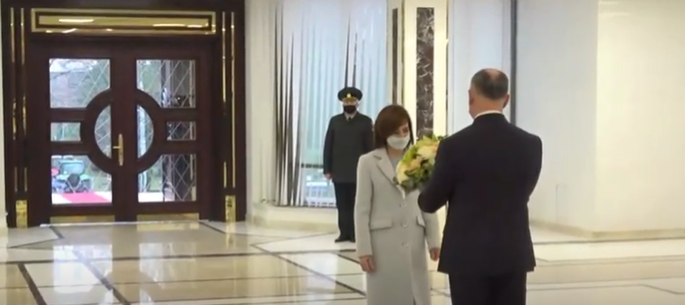 Photo of video | Faza zilei? Cum a evitat Maia Sandu să dea mâna cu Igor Dodon la ceremonia de la Președinție