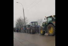 Photo of video | Mai mulți agricultori s-au pornit cu tractoarele la Chișinău, însă au fost opriți de poliție