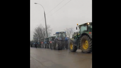 Photo of video | Mai mulți agricultori s-au pornit cu tractoarele la Chișinău, însă au fost opriți de poliție