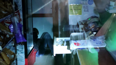 Photo of video | L-a prins somnul la furat. Un hoț ar fi dat buzna într-un magazin din Bălți și a adormit la locul faptei