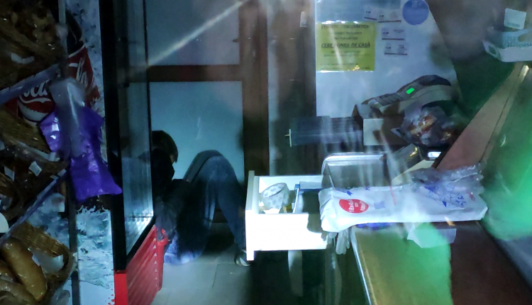 Photo of video | L-a prins somnul la furat. Un hoț ar fi dat buzna într-un magazin din Bălți și a adormit la locul faptei