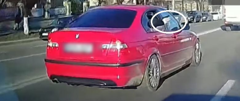 Photo of video | Un tânăr, filmat cum se joacă cu un „pistol” la geamul mașinii în timp ce se deplasează prin capitală. Explicația pe care a oferit-o polițiștilor