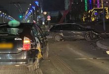 Photo of Același loc, alt accident cu implicarea unui taxi! Două mașini s-au tamponat puternic la intersecția bd. Ștefan cel Mare cu str. Ismail