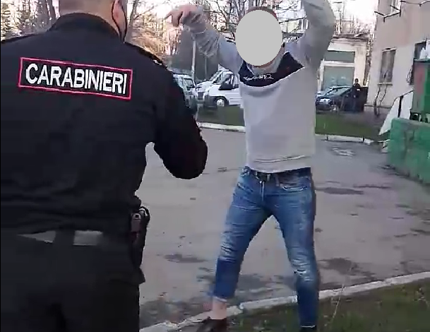 Photo of Carabinier, atacat cu pumnii și… foarfeca la Ciocana. Un individ ar fi intenționat să îl străpungă