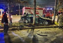 Photo of foto | Seară de groază pentru un șofer din capitală. Mașina în care se afla a fost grav avariată după ce s-a izbit de un copac