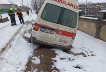 Photo of foto, video | Zăpada deja dă bătăi de cap? O ambulanță a rămas blocată în nămeți