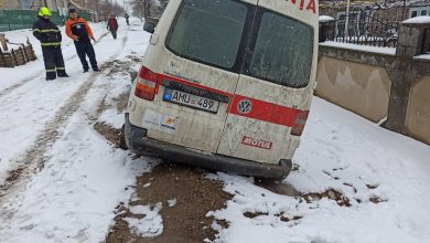 Photo of foto, video | Zăpada deja dă bătăi de cap? O ambulanță a rămas blocată în nămeți
