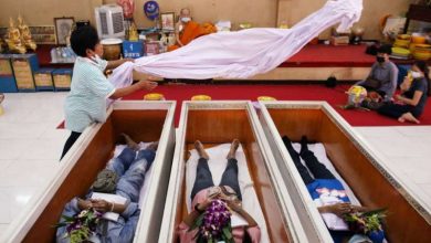 Photo of Thailandezii participă la înmormântări simulate pentru „alungarea stresului” din pandemie