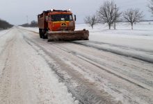 Photo of Șase trasee din țară rămân parțial închise. Mai mult de 150 de utilaje, implicate în procesul de deszăpezire