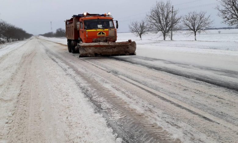 Photo of Șase trasee din țară rămân parțial închise. Mai mult de 150 de utilaje, implicate în procesul de deszăpezire