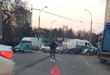 Photo of Accident rutier la Botanica: Trei mașini s-au ciocnit violent, iar doi șoferi au fost transportați la spital