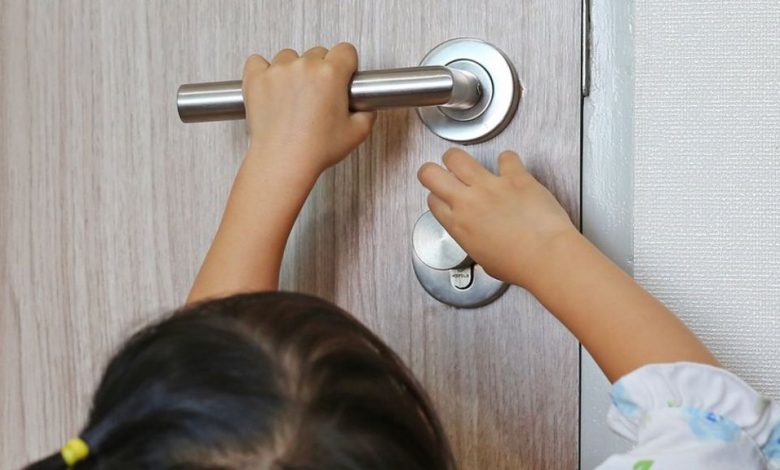 Photo of O fetiță de 2 ani, blocată în apartament. Copila ar fi încuiat singură ușa