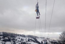 Photo of video | Voiau să admire nămeții de la înălțime, dar au rămas blocați la 10 metri deasupra solului. Aventura trăită de 74 de ucraineni în prima zi a anului