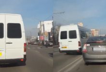 Photo of video | De pe o bandă pe alta, pe contrasens la roșu, „sub nasul” pietonilor. Manevrele unui șofer de microbuz din capitală