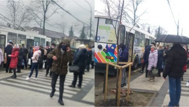 Photo of foto | Cât de sigur e transportul din Chișinău? Pasagerii unui troleibuz arhiplin, evacuați din cauza unui miros înțepător. Explicația RTEC