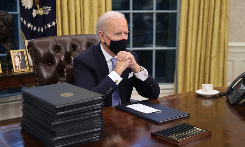 Photo of Biden a semnat 17 decrete în prima zi ca președinte. SUA revin în Acordul pentru climă de la Paris și în OMS