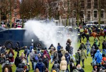 Photo of foto | Scene dramatice la Amsterdam. Protestatari sub jeturi de apă și călcați de cai, după ce s-au încăierat cu poliția