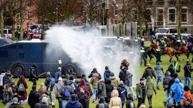 Photo of foto | Scene dramatice la Amsterdam. Protestatari sub jeturi de apă și călcați de cai, după ce s-au încăierat cu poliția